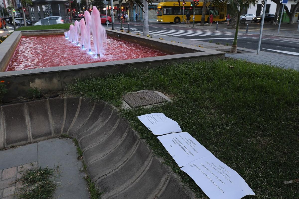 Fuentes teñidas de rojo en la plaza de La Feria contra la política migratoria.