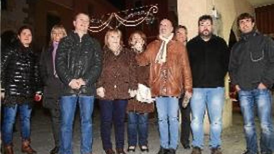 L&#039;alcalde i altres representants municipals encenen els llums.