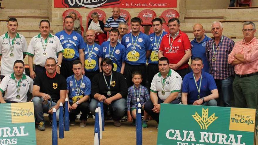 Arriba, premiados y organizadores del torneo de División de Honor; a la izquierda, primeros clasificados infantiles y de iniciación.