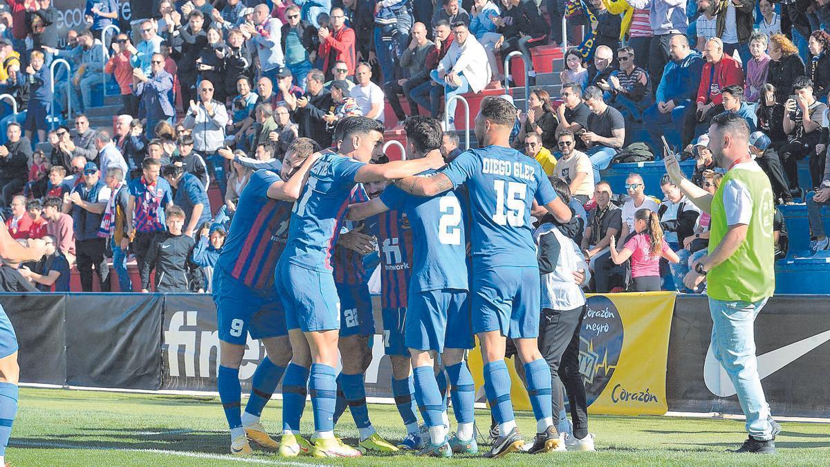 Celebración de un gol del Eldense en el Nuevo Pepico Amat esta temporada. MATIAS SEGARRA