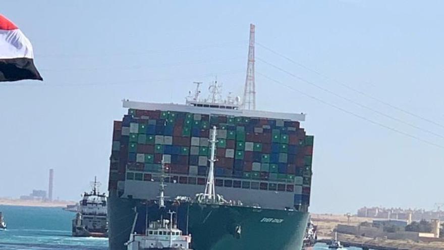 El carguero Evergreen, desencallado del Canal de Suez