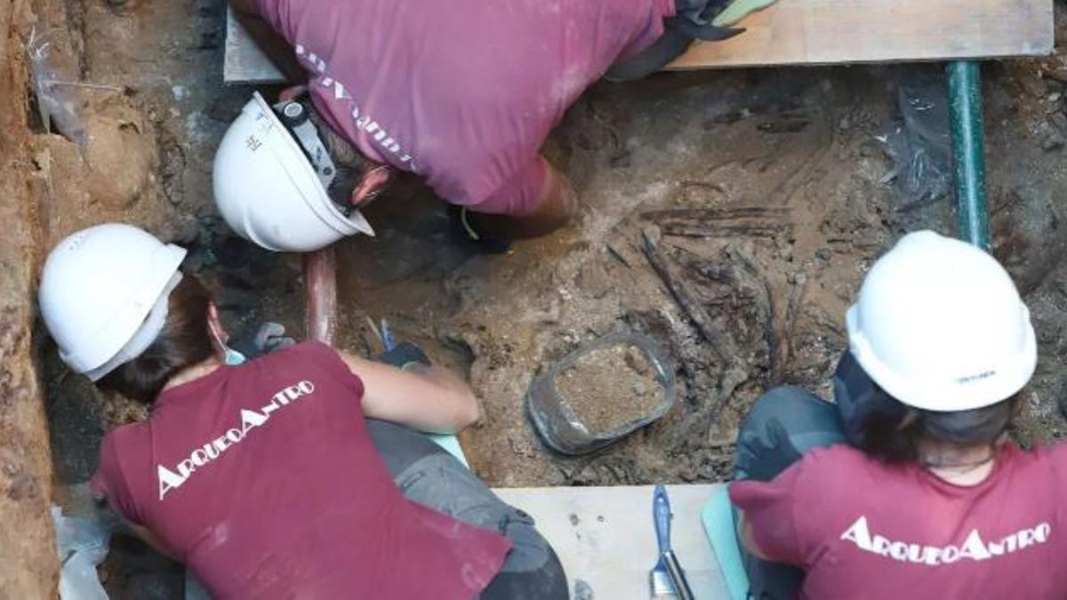 Trabajos de exhumación de los fusilados por el franquismo, a casi 6 metros de profundidad, en la fosa 115 del Cementerio de Paterna.