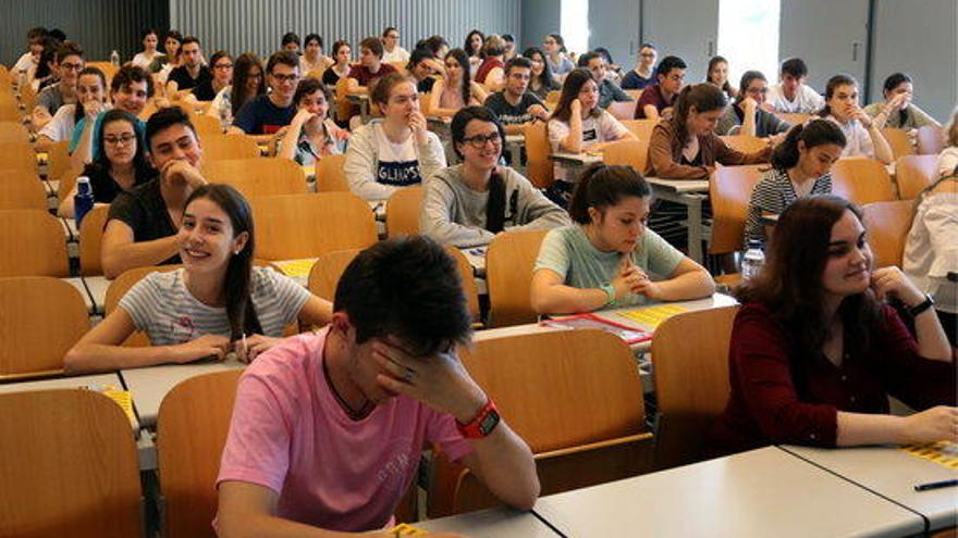 Estudiants preparant-se per començar l&#039;examen de la selectivitat