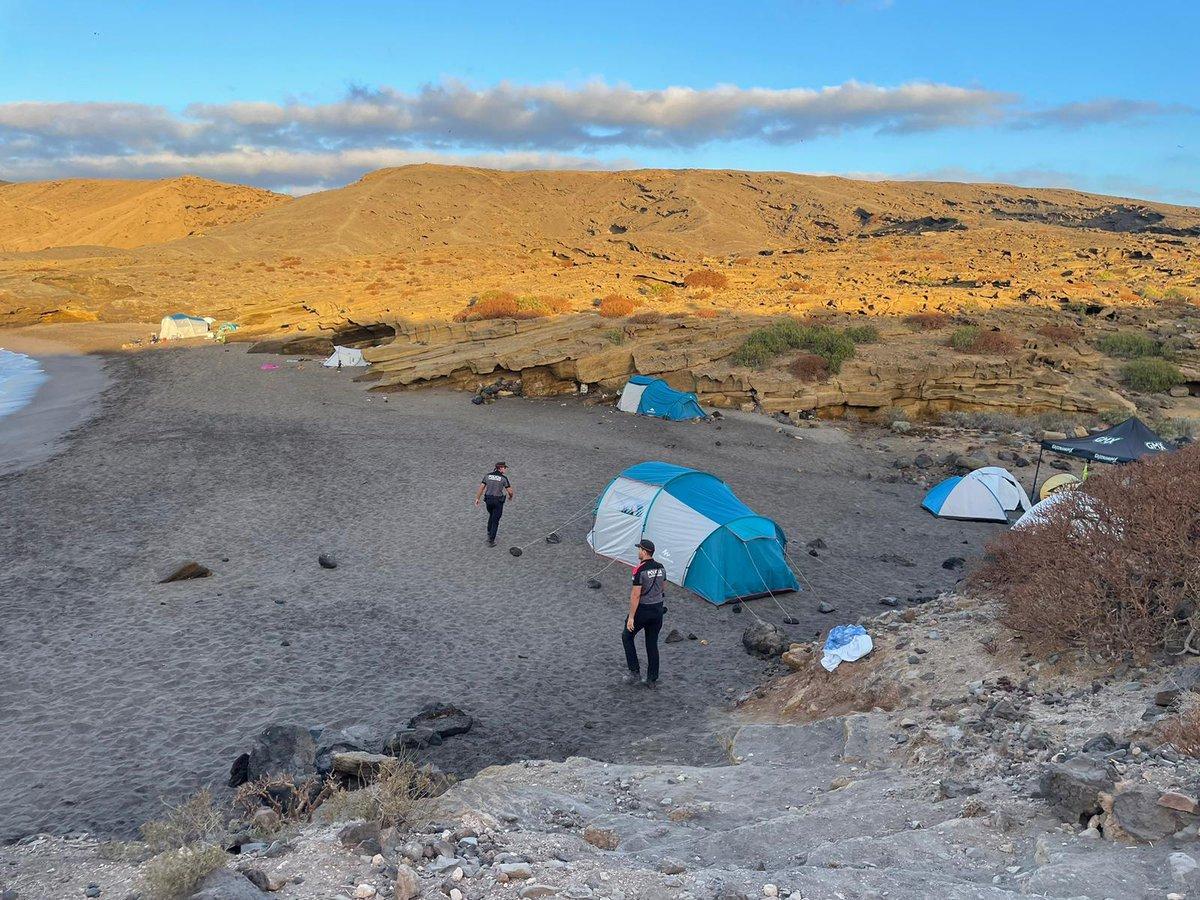 Los agentes de la Policía Canaria desalojan un espacio natural protegido en Tenerife