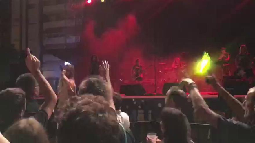 Una de las integrantes de Las Chillers se quita la camiseta durante su concierto en Molina