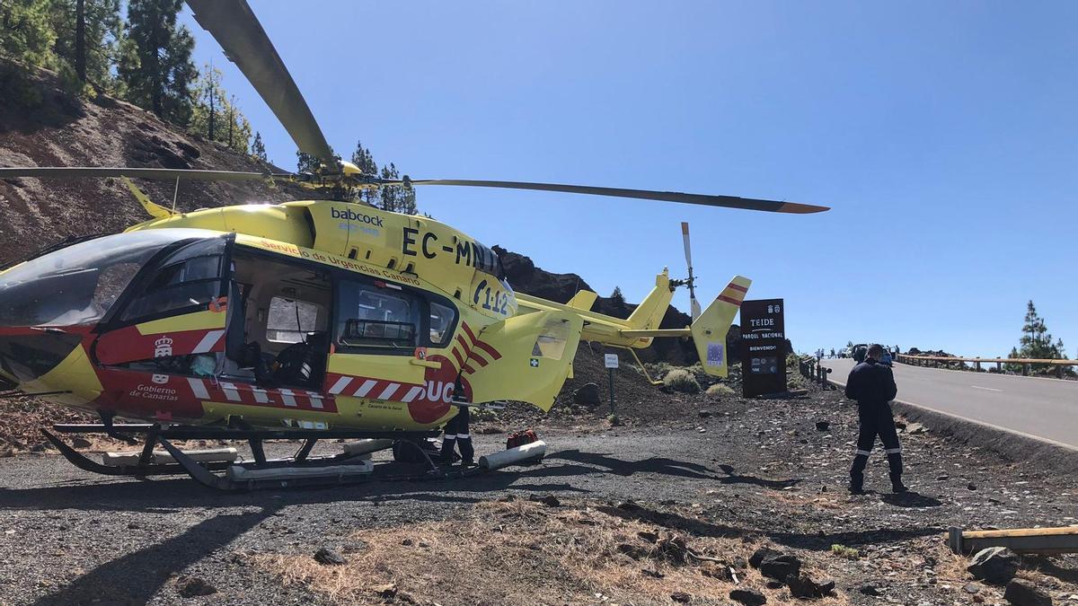 El helicóptero del SUC aterrizado en la zona en la que se produjo el accidente.