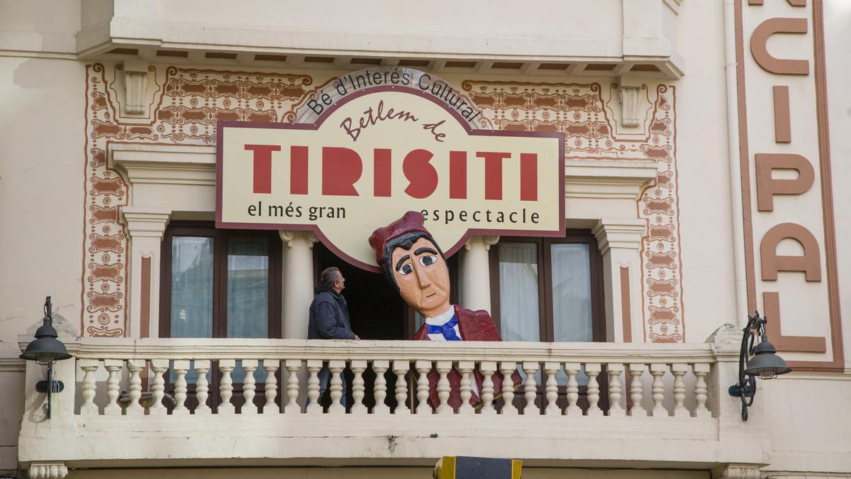 El cartel del Tirisiti ya está colocado en el Teatro Principal de Alcoy.