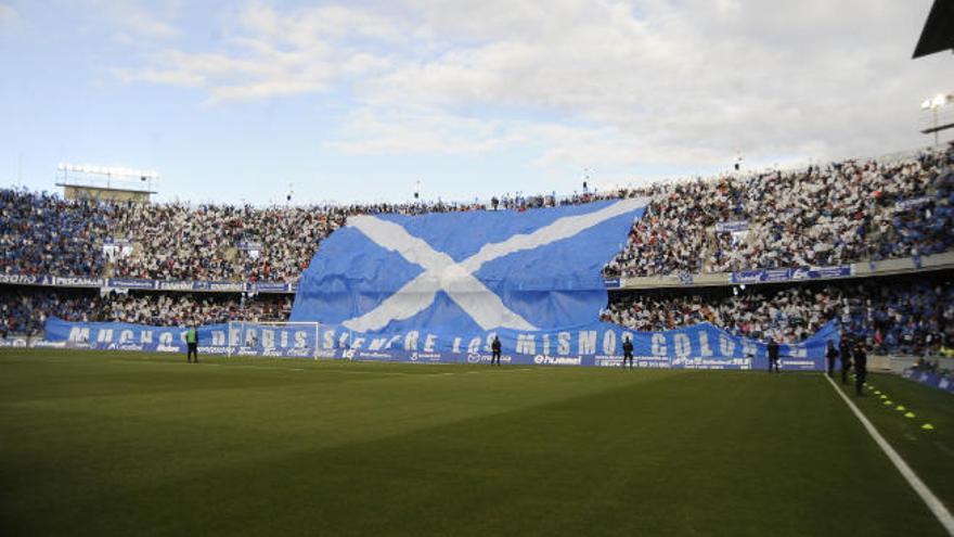 Aspecto de la grada Popular del estadio Heliodoro Rodríguez López en el Tenerife-Las Palmas del 4 de mayo de 2019.