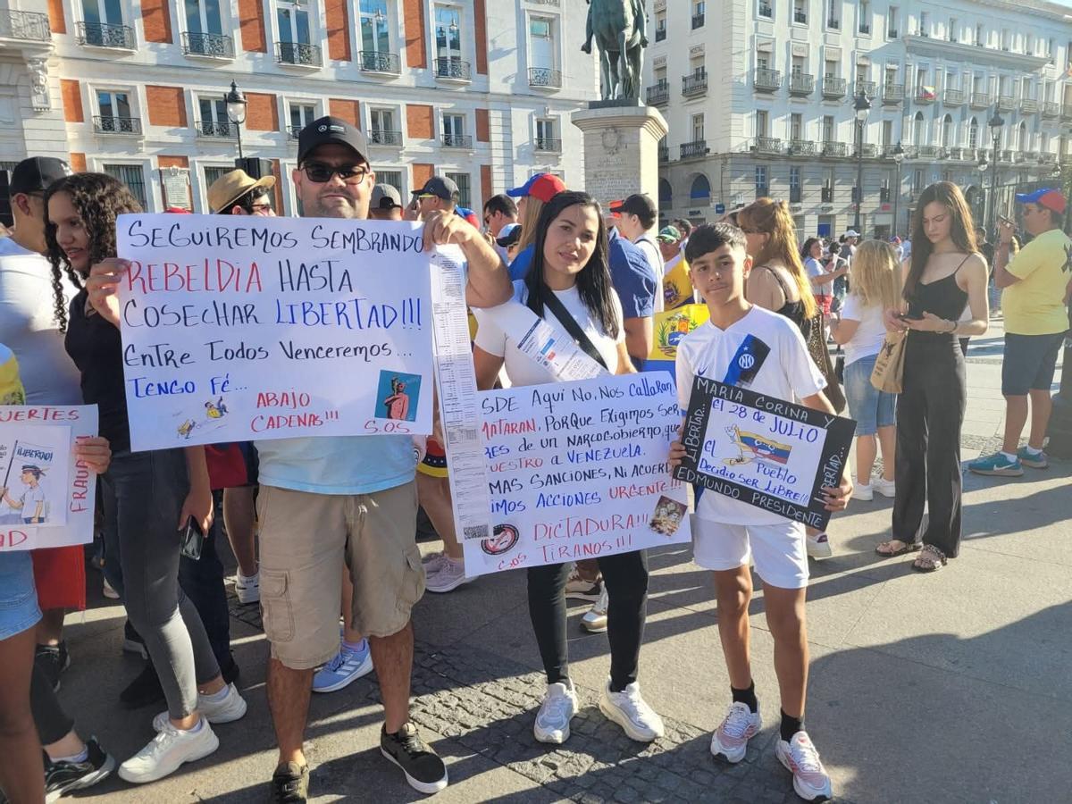 Michel Andreina, junto a su marido y su hijo en una manifestación en Madrid