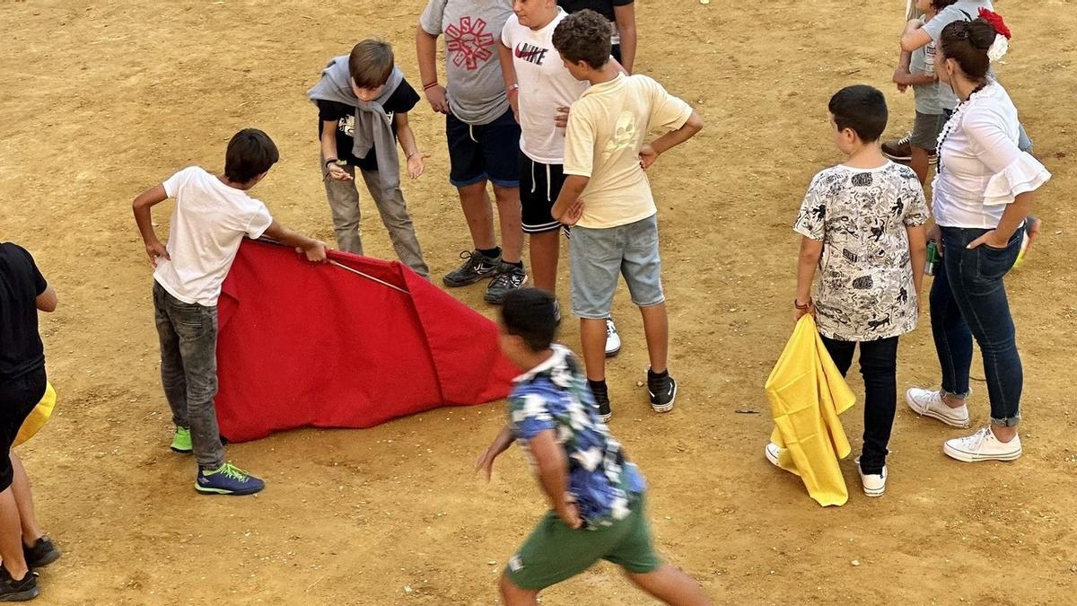 Los niños de Algemesí juegan al toro durante los descansos de la Setmana de Bous