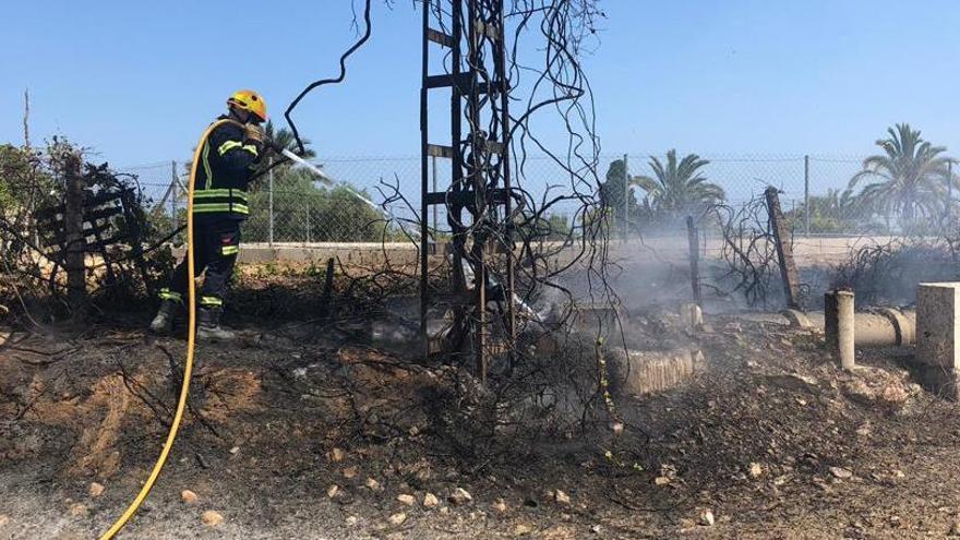 Los bomberos sofocan cuatro conatos seguidos de fuego en Guardamar