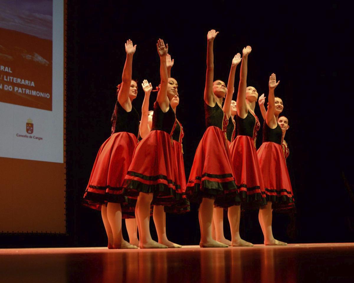 Actuación de la gala en la que se entregan los premios en el Auditorio Municipal de Cangas.