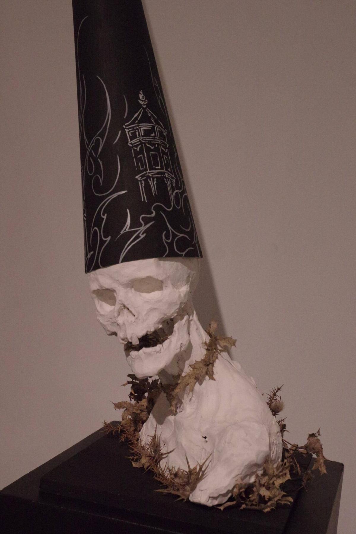 El escultor malagueño José Cano (2004) plantea una lectura emocional de los sucesos de mayo de 1931, 95 años después, en una exposición en la Agrupación de Cofradías