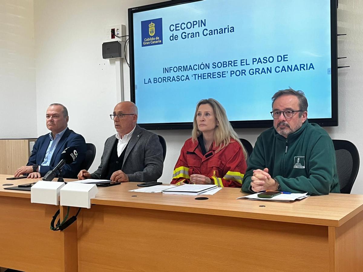 Augusto Hidalgo, consejero de Obras Públicas y Carreteras; Antonio Morales, presidente del Cabildo de Gran Canaria; María Matilla, directora técnica de Emergencias y Raúl García, consejero de Medio Ambiente, durante la rueda de prensa.