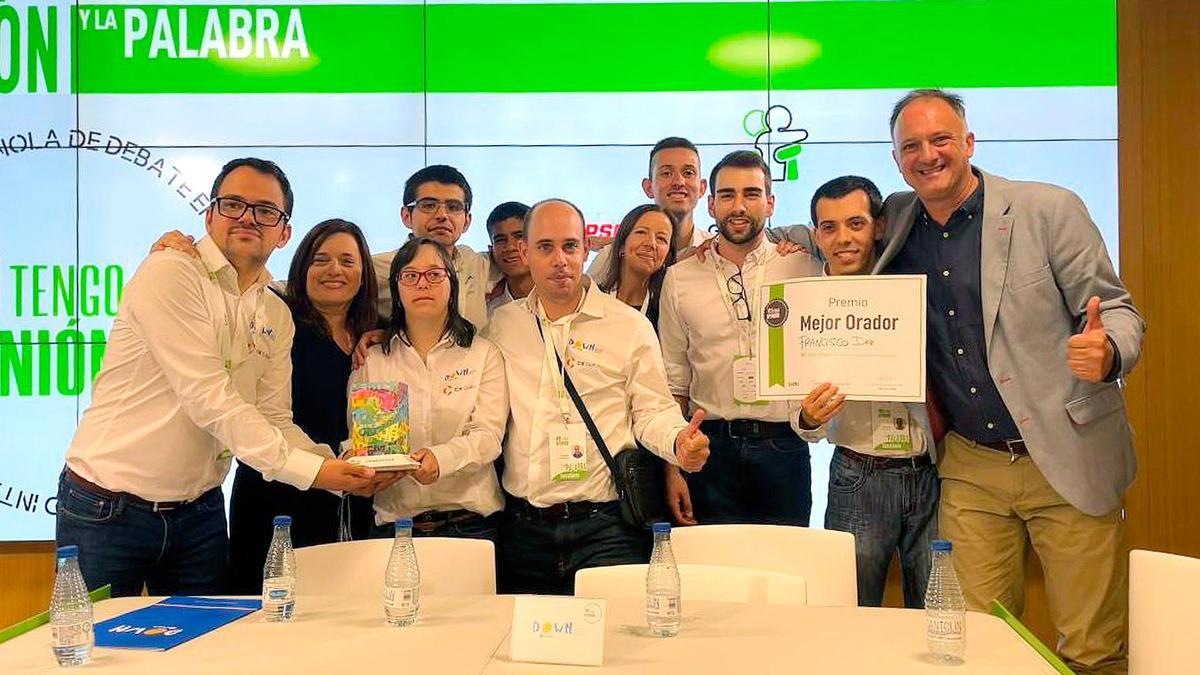 El equipo de Down Ourense celebra la victoria en Madrid. En la imagen, además, Francisco Diz posa con su diploma de Mejor Orador de España.