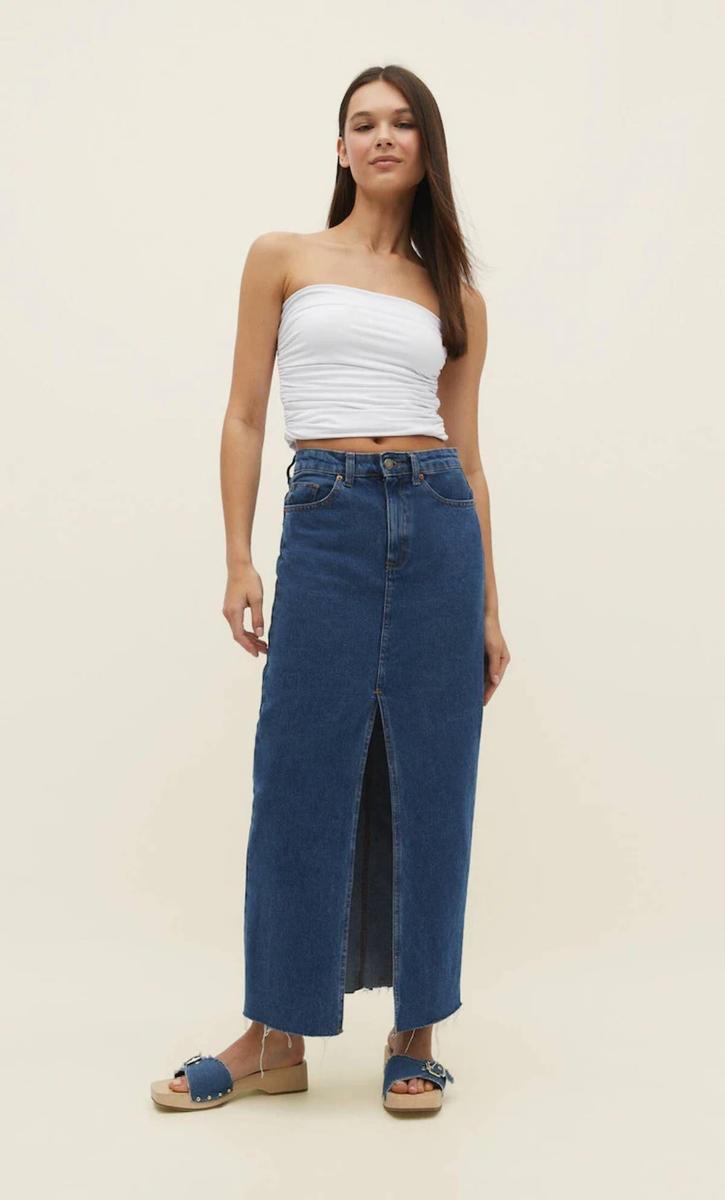 Falda larga vaquera de Stradivarius (precio: 15,99 euros)