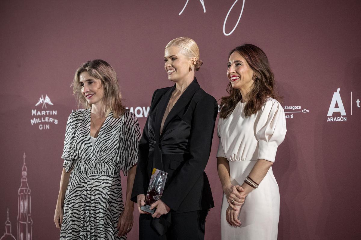 El Premio Comunicadora se lo ha llevado Adriana Abenia y le han hecho entrega del mismo María Navarro, presidenta de las Cortes de Aragón, y Ainhoa Moll, directora editorial de Prensa Ibérica.