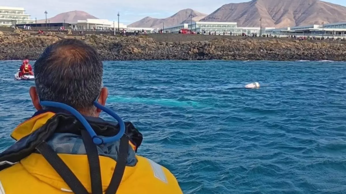 Una embarcación abandonada se hunde frente a la costa del sur de Lanzarote