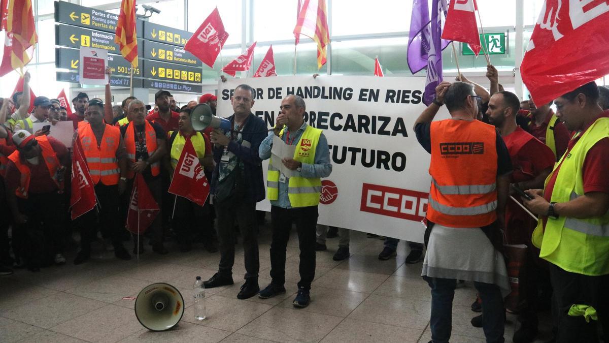 Lectura del manifest per part dels treballadors de 'handling' d'Iberia en contra de la precarització laboral