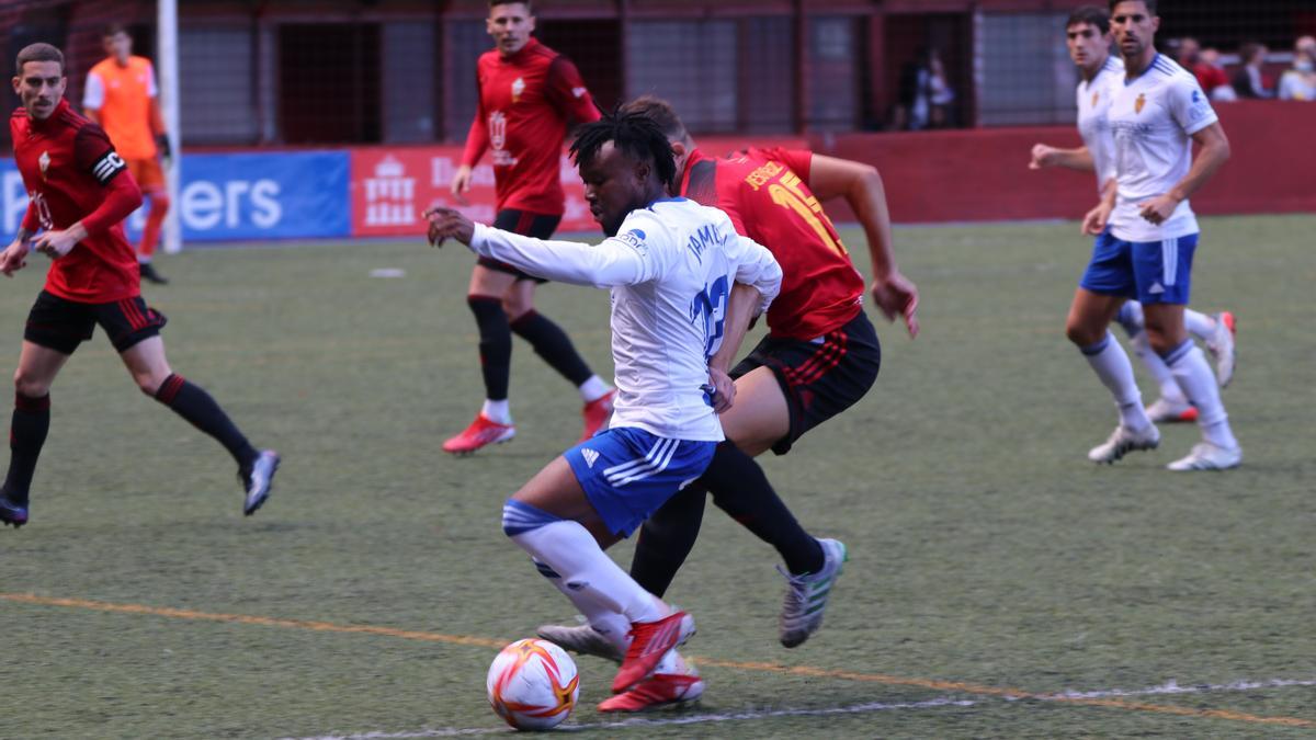 James pugna con un jugador del Mensajero en el partido del pasado miércoles.