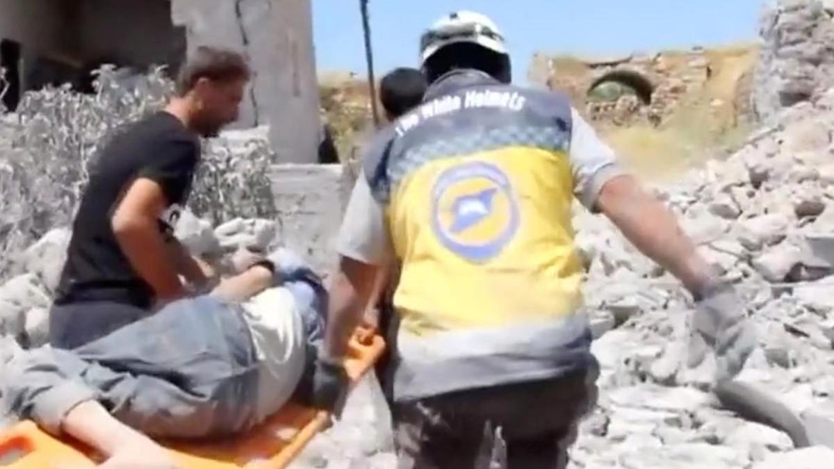 Cascos Blancos trasladan a un herido en los bombardeos de la ciudad siria de Sfuhen.
