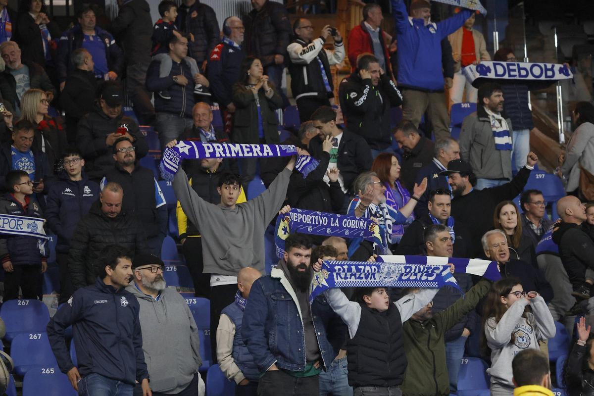 Aficionados del Dépor en Riazor durante el partido ante el Zaragoza