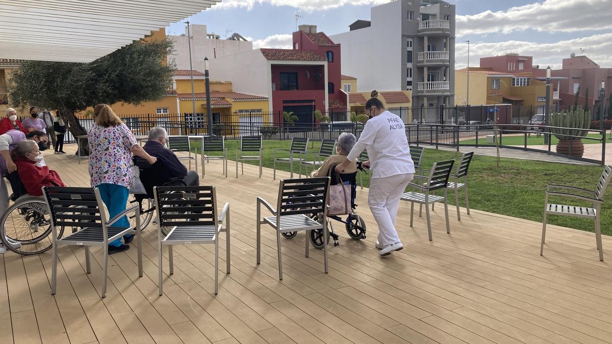 Los usuarios del centro de día disfrutan del parque de la ilusión después de la inauguración.