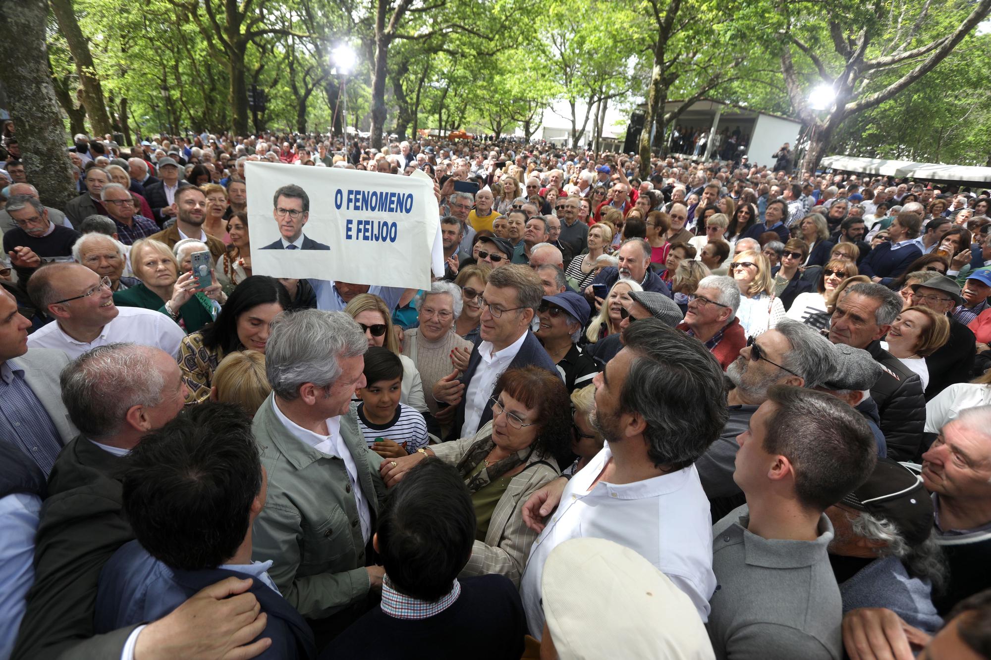 Feijóo se da un baño de masas a su regreso a Galicia