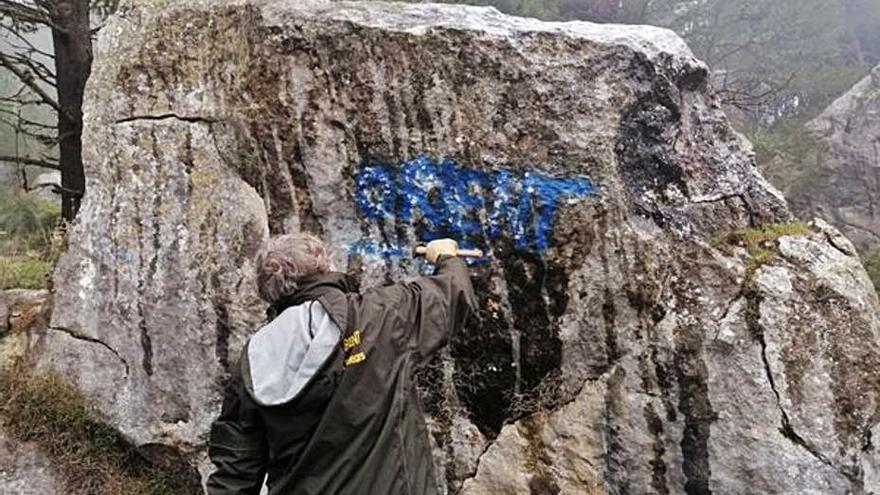 Un agente elimina una pintada en el entorno de Orient.