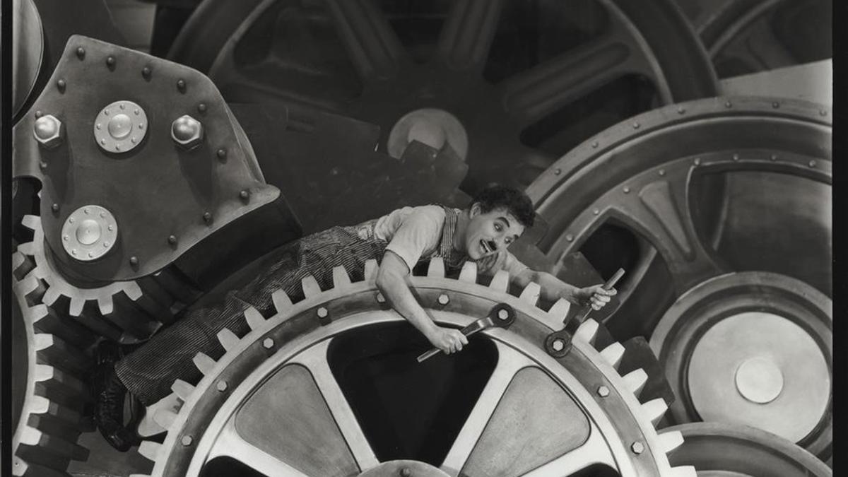 Fotograma de 'Tiempos modernos', de Chaplin (1936), en la exposición 'Arte y cine. 120 años de intercambios', en CaixaForum.