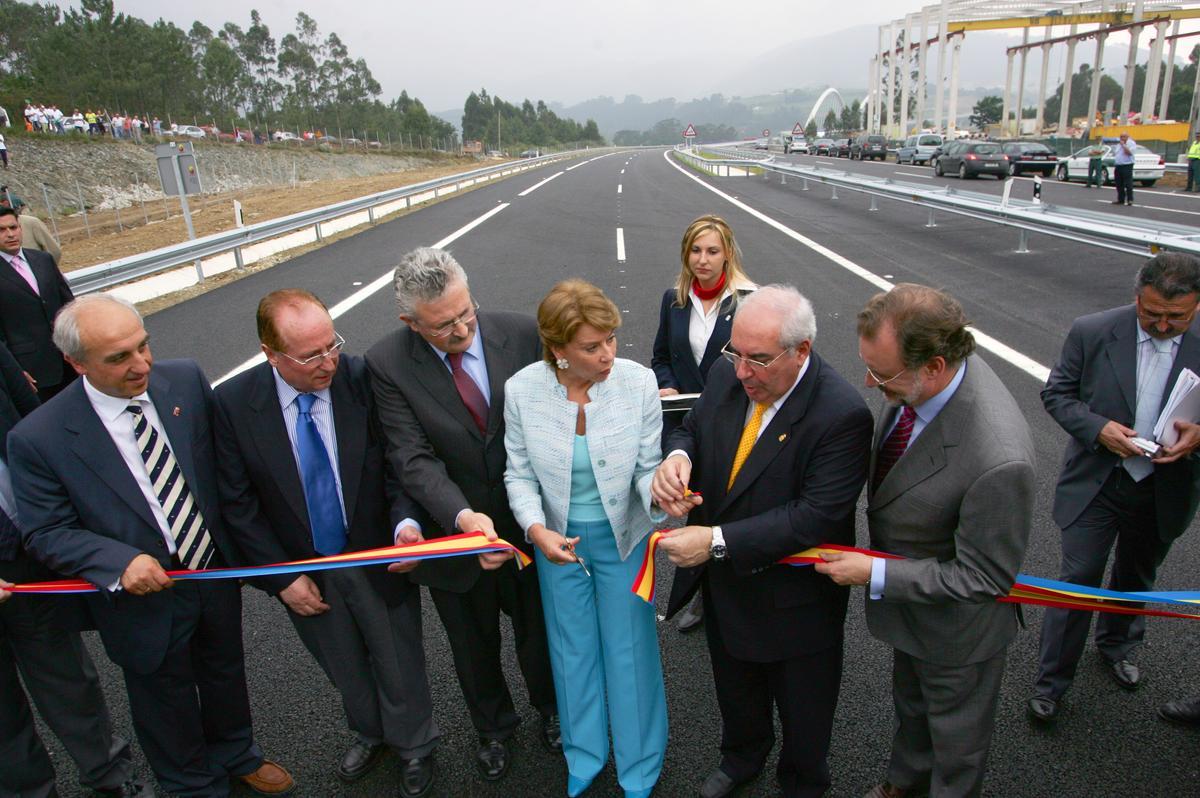 Bedia junto a la ex ministra Magdalena Álvarez y otros políticos en la inauguración del tramo naviego de la A-8.