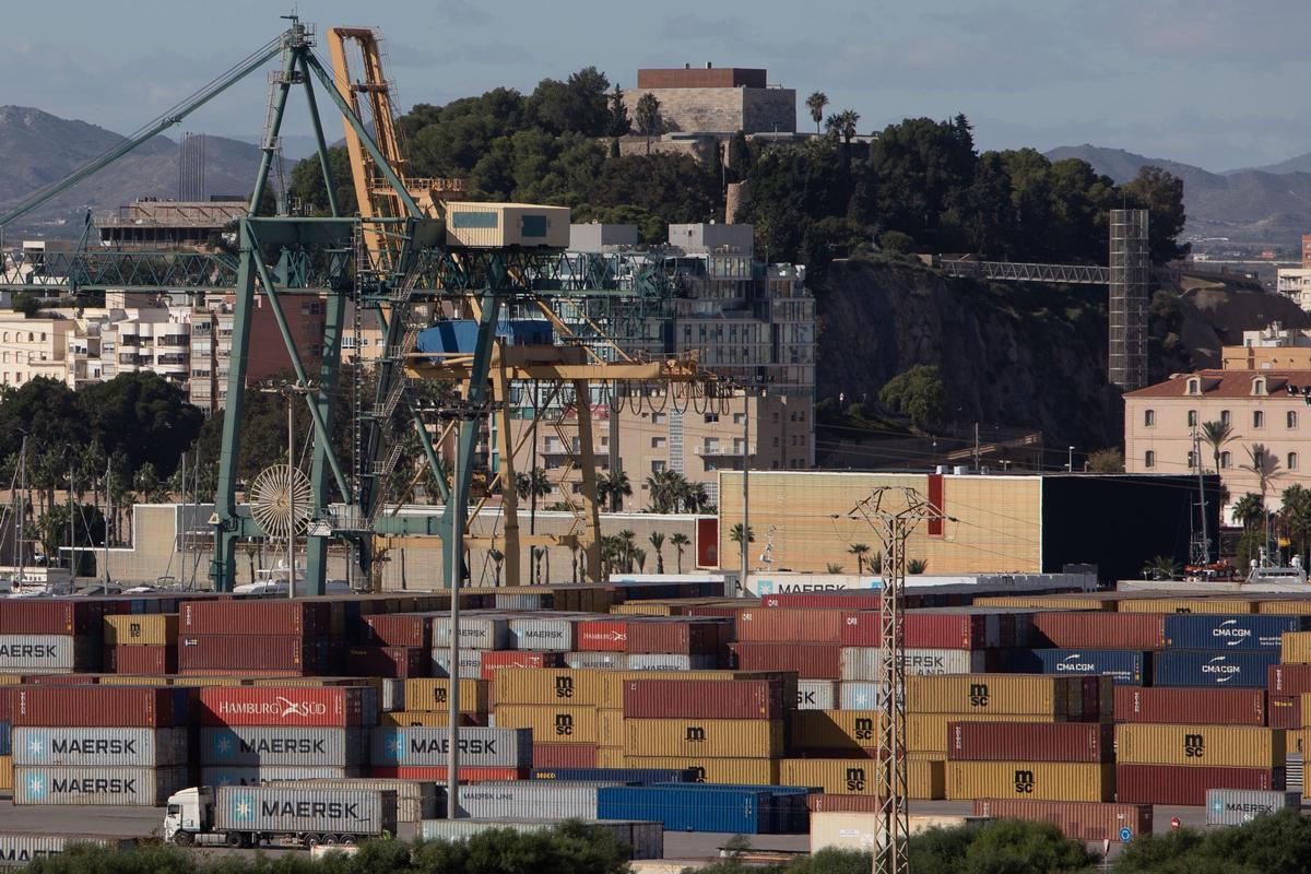 Detalle de la terminal de contenedores en el Puerto de Cartagena.