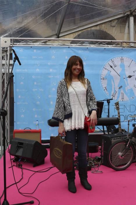 Desfile de moda en la plaza Mayor y posterior salida en bici recorriendo Gijón