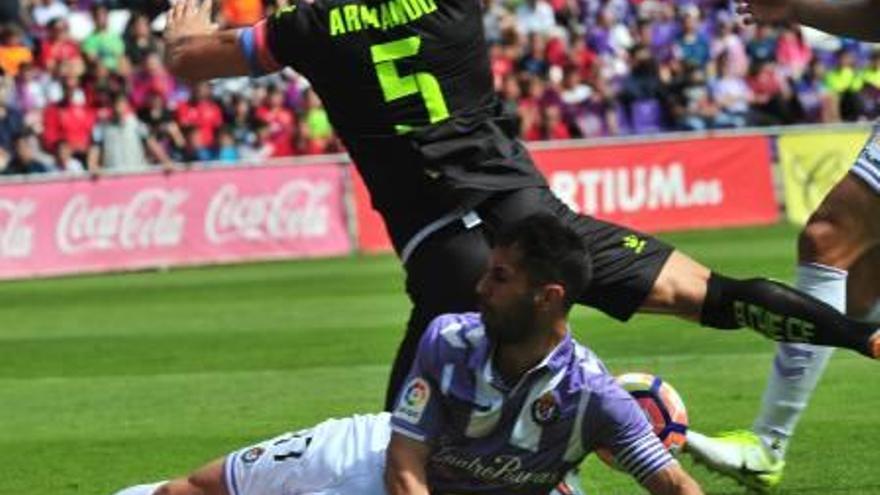 Armando lucha por un balón con un jugador del Valladolid durante el partido del sábado.