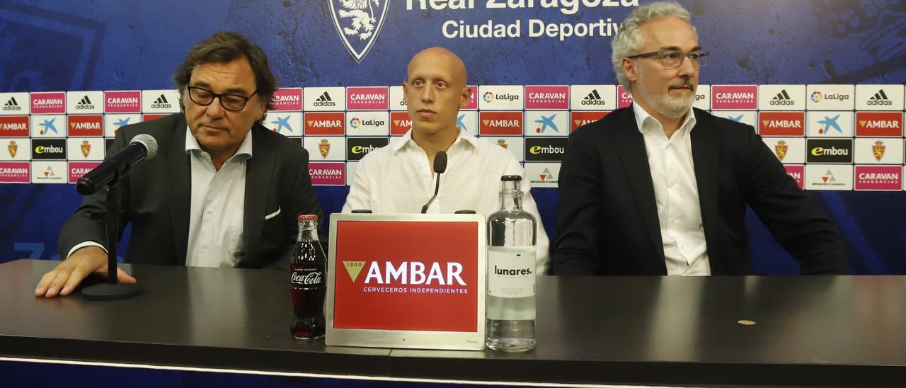 Un instante durante la presentación de Víctor Mollejo, Con Sanllehí y Torrecilla a sus lado