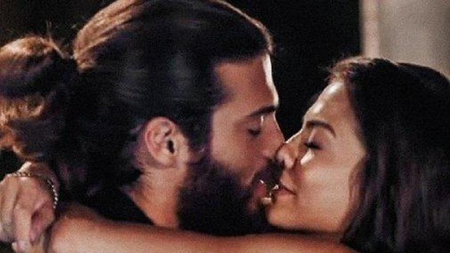 Can Yaman y Demet Özdemir, de Erkenci Kus, se separan