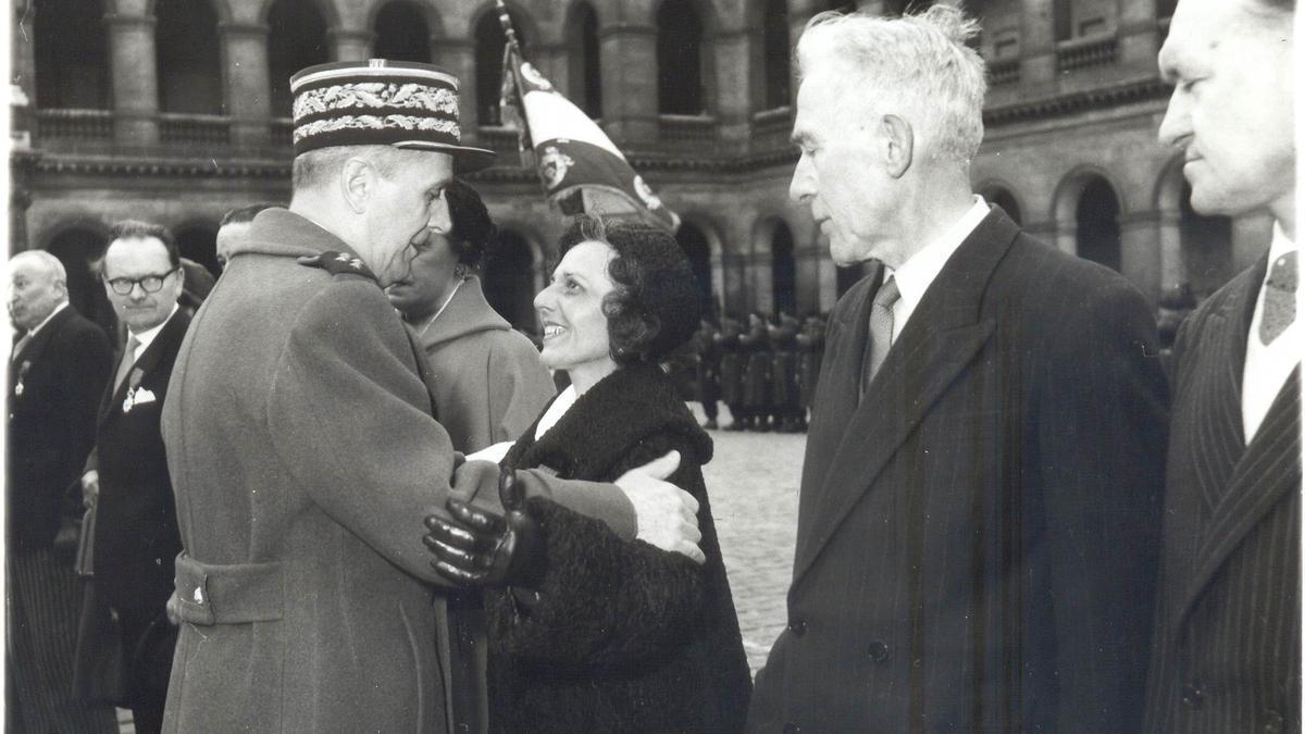 Virtudes Cuevas saluda al general francés Charles de Gaulle.