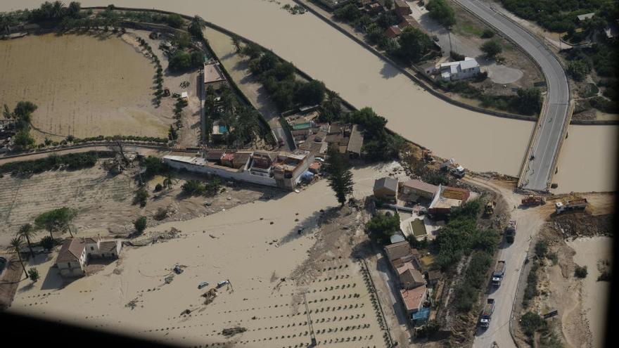 Punto en el que se rompió el muro de contención del cauce del río en Almoradí que provocó la riada