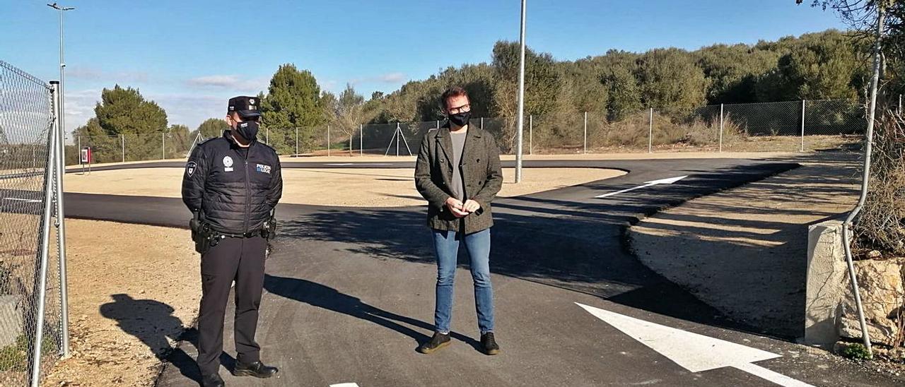 El jefe de la Policía Local, Manel Prieto, y el alcalde Miquel Oliver, en el nuevo depósito.