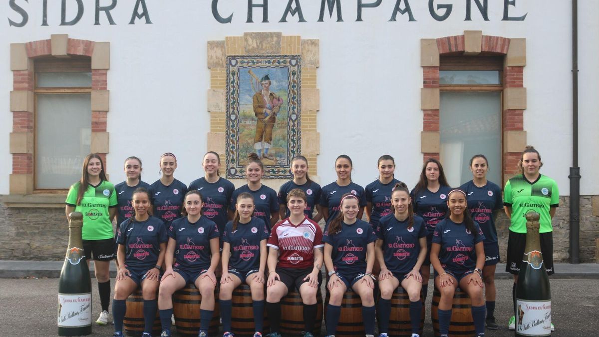Las jugadoras del Rodiles. De pie, por la izquierda, Zaira, Ajenjo, Manuela, Nuria, Casado, Candela, Yasmin, Cadaveda, Patri, Tana e Irati. Sentadas, en el mismo orden, Dani, Elsa, Luci Iglesias, Irene, Nora, Ángela y Alba.