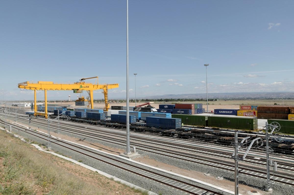 El complejo de Adif en Plaza cuenta con una grúa pórtico y una playa de vías para trenes de mercancías.