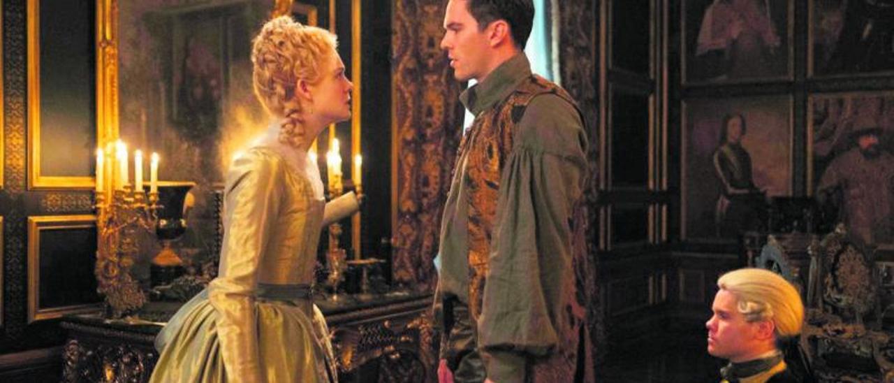 Nicholas Hoult y Elle Fanning,
en la segunda temporada de
‘The Great’.  Starzplay