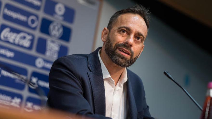 Fran Fernández protagonizó ayer, en el Heliodoro Rodríguez López, la primera rueda de prensa presencial organizada por el CD Tenerife desde mediados del mes de marzo.