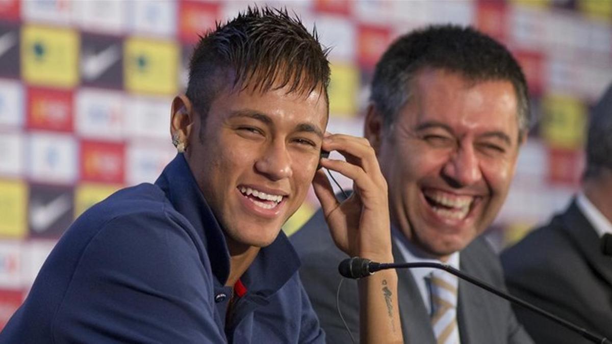 Neymar y Bartomeu, en la presentación del jugador brasileño.