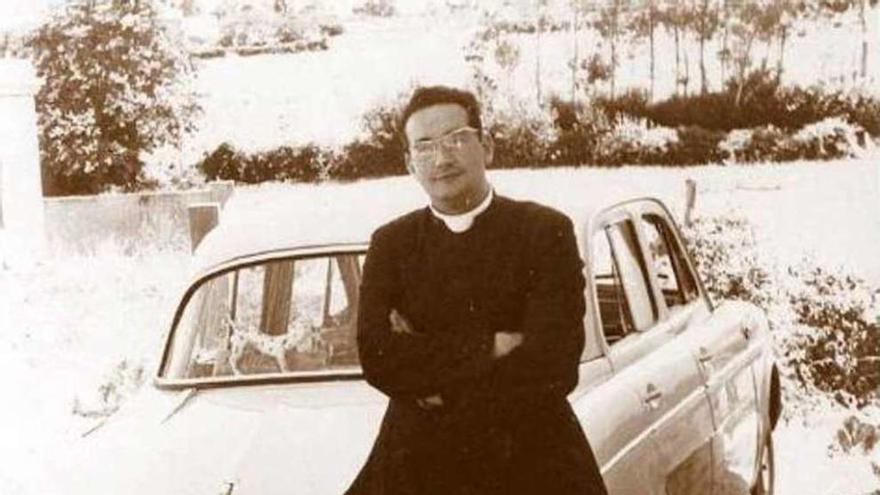 El párroco, al poco de llegar a Mera en 1966, apoyado en un Ondine.