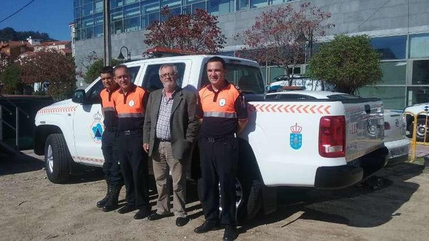 El alcalde con miembros de Protección Civil con el pick-up.