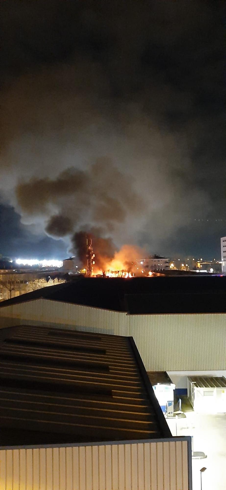 Espectacular Incendi en un concessionari de motos de Girona