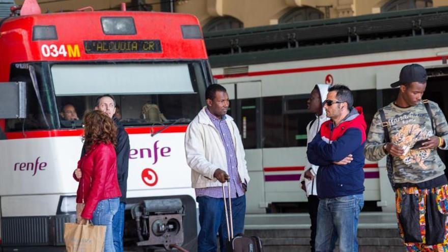 Viajeros en una estación de tren.