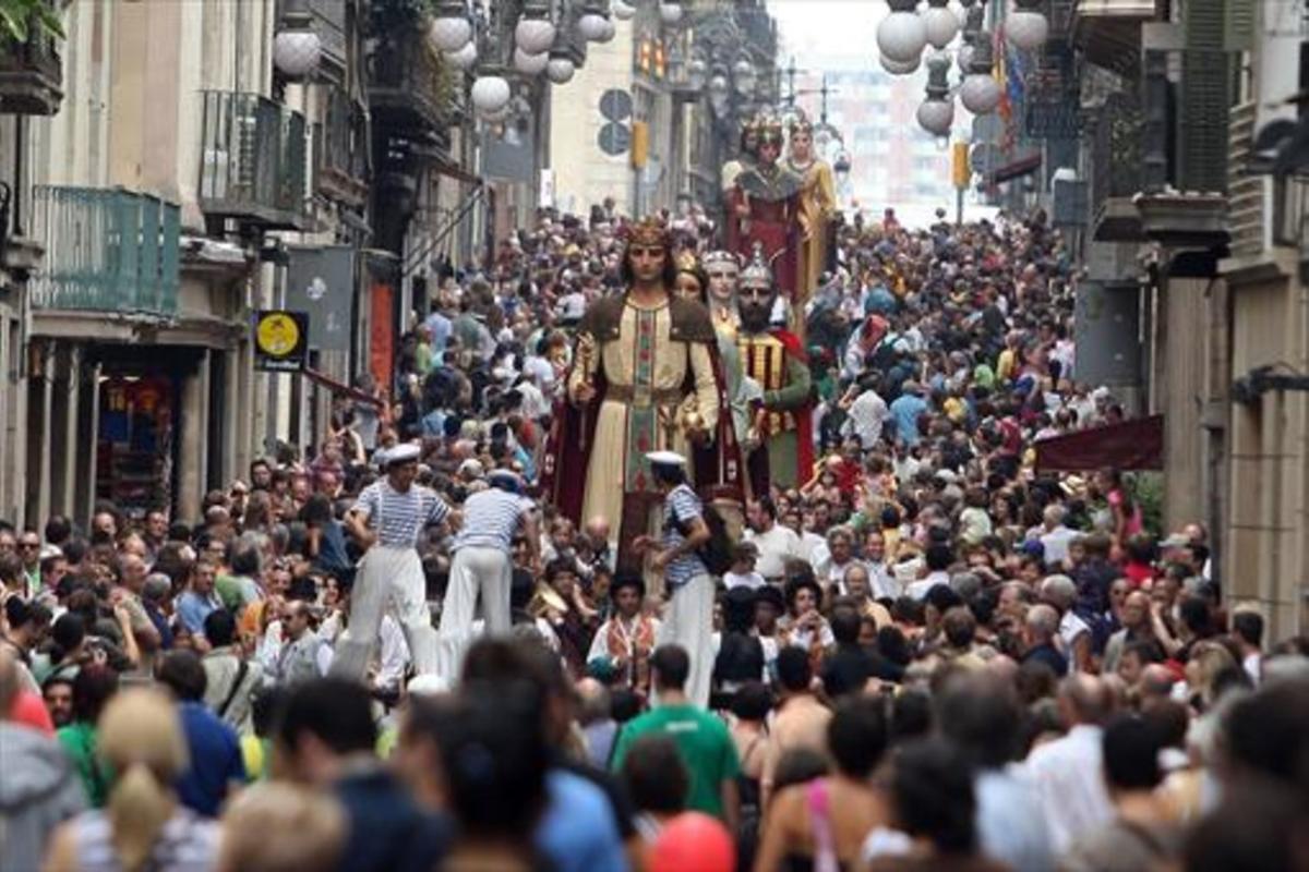 La Mercè se ha convertido en una reivindicación de las tradiciones, representadas especialmente por el desfile de ’gegants’ y la vibrante emoción de los ’castells’.