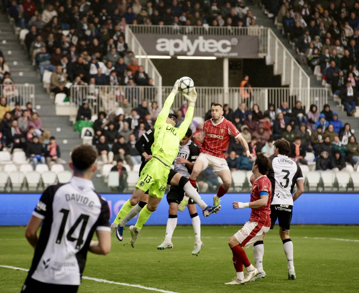 EN IMÁGENES: El Sporting cae derrotado en el último minuto ante el Burgos en El Plantío